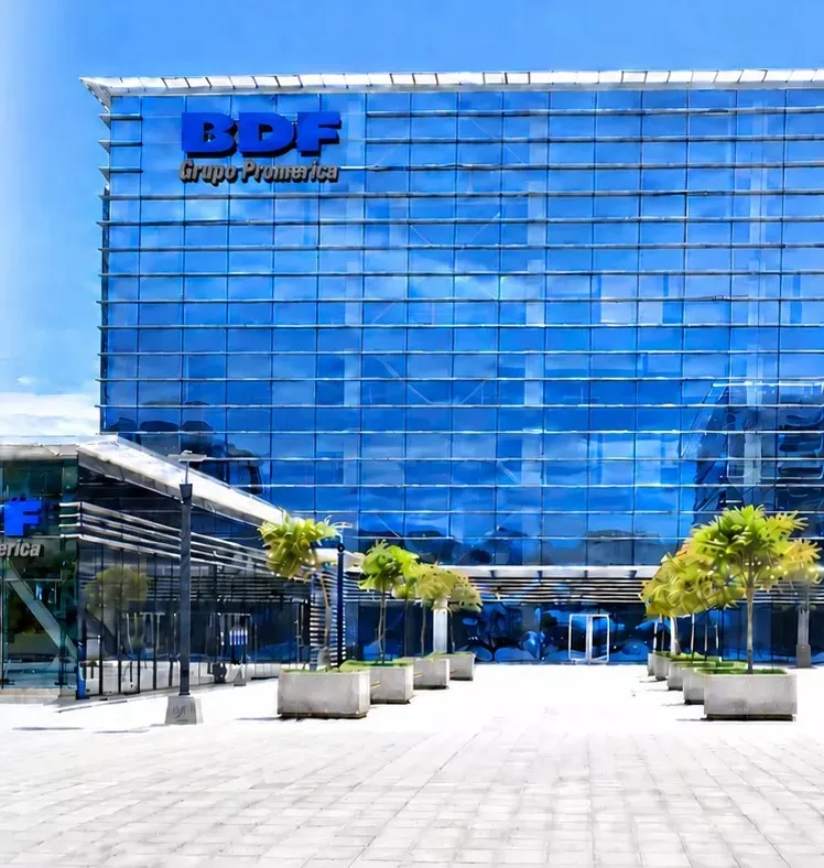 Fachada de vidrio del Centro Corporativo BDF en Managua, el edificio donde están las oficinas de Provalores